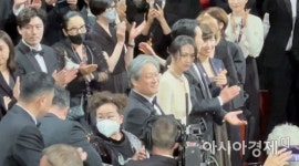 [여기는 칸] 이미경 CJ부회장, 박찬욱 뚝심 응원…거리 장식한 K무비