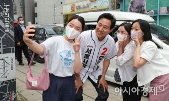 [포토] 시민들과 기념사진 찍는 오세훈 후보