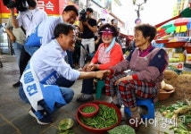 [포토] 이천 관고전통시장 찾은 김동연 후보