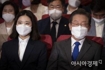 [포토] 출구조사 발표 지켜보는 이재명-박지현