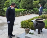 유정복, 수봉공원 현충탑 참배…자유·평화·시장경제 수호