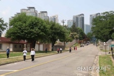 [포토]용산공원 둘러보는 시민들