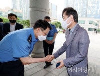 [포토] 정봉훈 해양경찰청장의 폴더 인사