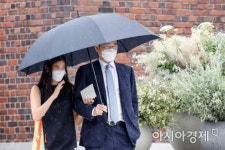 [포토]정동제일교회 나서는 이재용 삼성전자 부회장