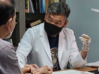 청 작업복 벗고 햐얀 가운 입은 오규석 전 군수, “한의원도 365일 무휴 총선까지 ‘고고싱’”