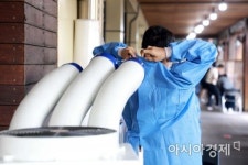 [포토]에어컨 앞 더위 식히는 의료진