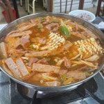 알싸한 첫맛 뭉근한 뒷맛 인생닮은 마늘 부대찌개…여의도 희정식당 가보니 [전진영의 노포탐방]