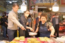 [포토] 김이강 광주 서구청장, 추석 맞이 전통시장 장보기