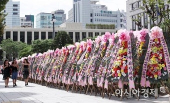 [포토] 한동훈 장관 응원 화환 놓인 헌법재판소