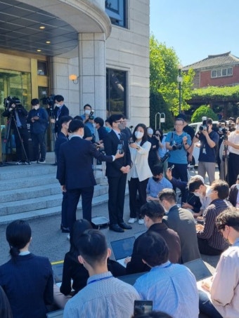 헌재 공개변론 앞두고 한동훈 vs 국회 측 설전… 방청객·유튜버 몰려
