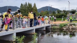 고사리손들이 던진 흙공 … 부산 기장군서 동네 하천 살리기 캠페인