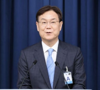 대통령실 3층이 인적쇄신 무풍지대가 된 까닭…50일새 역할 커진 '왕수석' 이관섭