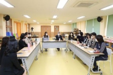 창원남산유치원 간 박종훈 경남교육감 … ‘통통통 놀이 이야기’로 유아교육 현장 소통