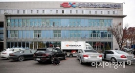 [포토]타이어 점검하는 참가자들