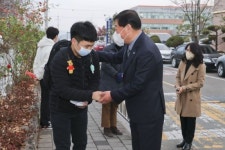 “최선 다한 수험생에게 응원의 박수 보낸다!” … 김윤철 합천군수, 수능 시험장 찾아 수험생들 격려