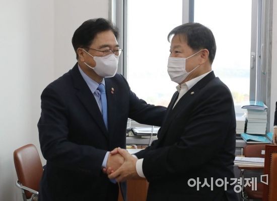 우원식 국회의장과 정몽규 대한축구협회장, 서울 여의도 국회서 친근 만남