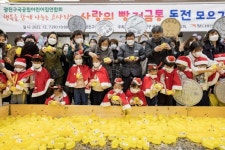 [포토] 동전과 함께 마음도 가득 채운 꼬마 천사들 저금통…