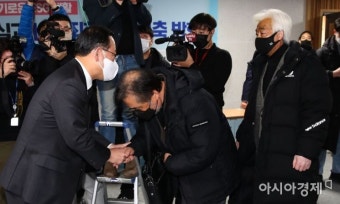 [포토] 이태원참사 유가족 만나는 주호영