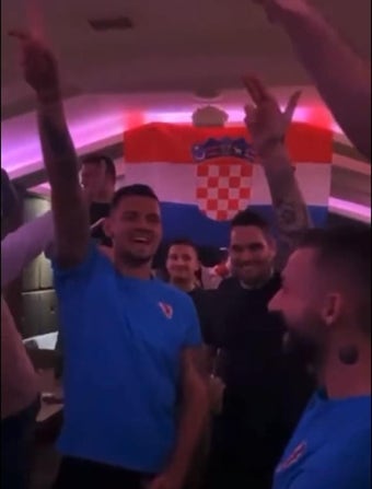 '나치 노래·경례'하며 자축 파티…크로아티아 선수단 논란