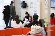 독감 유행 감소세지만…소아과 “지금도 오픈 1시간 전 70명 대기”