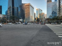 적색 우회전, 일시 정지 도로 규칙 시행 첫 주…여전히 쌩쌩