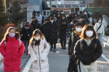 [포토] 마스크 쓰고 등교하는 학생들