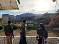 초몰기로 접장이 되어보세요…석호정, 전통 활쏘기 교실 운영
