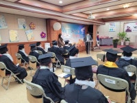 [르포]폐암 3기·94세 고령도…초·중학교 졸업장 받은 노인들