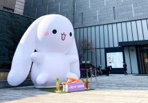 [포토]4m 대형 토끼 신세계 타임스퀘어 정문에 등장