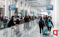 [포토]여행객으로 북적이는 인천공항 탑승동
