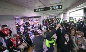 전장연, 지하철 지연 시위 유보…서울시와 대화 재개
