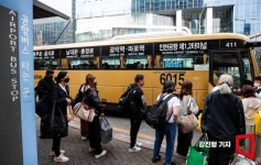 [포토]공항버스 이용하는 외국인 관광객들