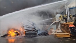 밀양 한국카본2공장 화재, ‘불’과의 사투 8시간 경과