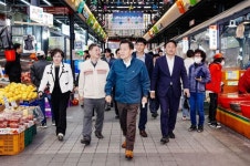 화서시장 찾은 이재준 수원시장 아케이드·주차장 공사 조속히 마무리