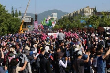 경남서도 노동절 집회, 8000여명 운집