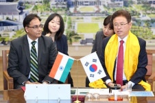 경북에 손 내민 세계 1위 인구대국… 아밋 쿠마르 주한 인도대사, 이철우 지사와 협력 논의