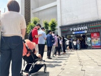 한정판 위스키 떴다…편의점 앞 유모차까지 줄섰다