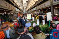 MZ덕분에…전통시장 매출 성장률, 대형마트 앞질러