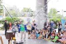 [포토]어린이들 눈길 사로잡은 버블쇼