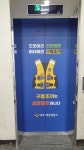 제주해경, 동부시장 엘리베이터에 구명조끼 랩핑광고 눈길