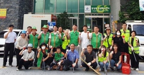 쓸고, 닦고, 치우고…광주 동구 충장동 대청소