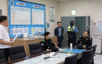[포토]김인창 서해해경청장, 태풍 ‘카눈’ 북상에 위험구역 현장 점검