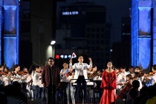 함신익과 심포니 송 독립공원 특설무대서 광복 축하공연