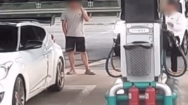 담배 피우며 주유한 20대 男…사장이 제지하자 욕설 뱉고 꽁초 툭
