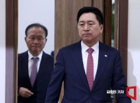 [포토] 무거운 표정으로 입장하는 김기현 대표
