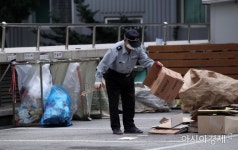 할아버지 경비원 교육 어려운데…중대재해법 첫 유죄에 아파트 관리업계 당혹
