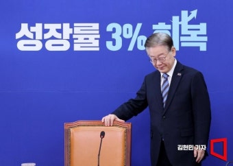 [포토] 민생경제 기자회견 참석하는 이재명 대표