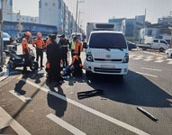 진주 신호등 없는 사거리서 80대 오토바이 운전자, 화물차 치여 숨져