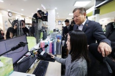 이상민, 주민센터 찾아 전산망 점검 내일 이용 지장없을 것