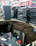 쇼핑 중 매장 바닥에 구멍이 뻥…개점 하루만에 싱크홀 참사 中마트